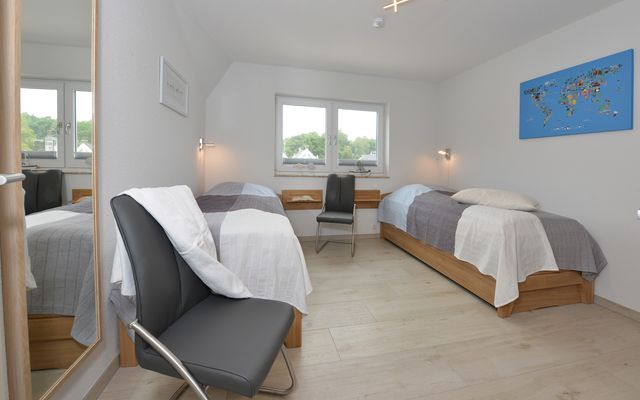 Schlafzimmer mit zwei Einzelbetten im OG