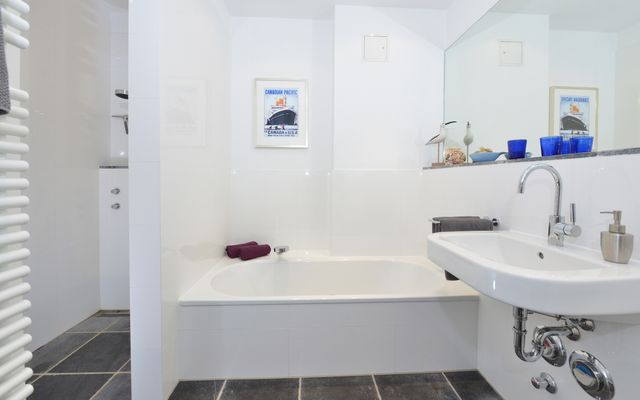 Bad mit Dusche und Wannenbad