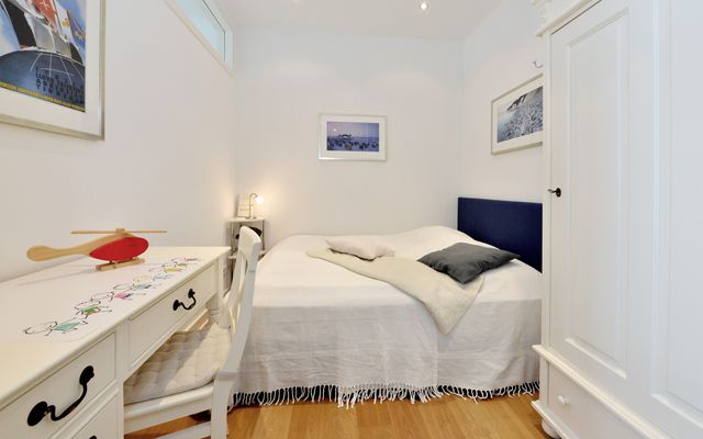 Schlafzimmer mit Doppelbett und Schreibtisch