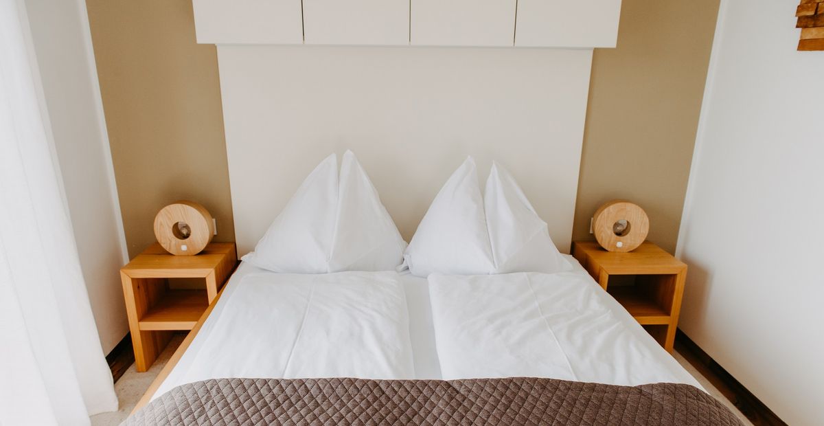 Schlafzimmer im Kuschelhotel Weingarten-Resort Loipersdorf in der Steiermark 3/6