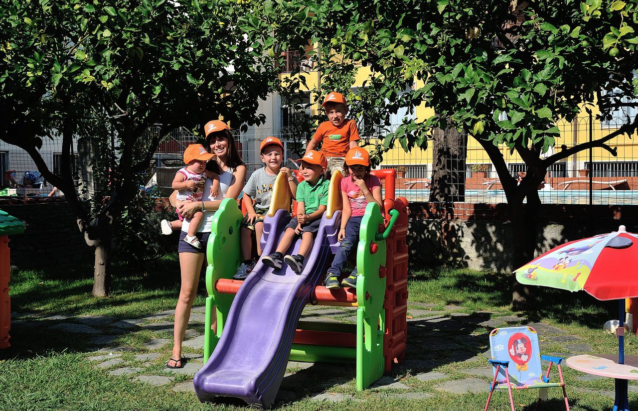 Kinder im Garten