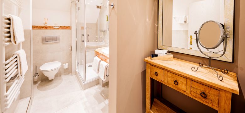 Romantischer Winkel - RoLigio® & Wellness Resort: "Schlösschen" double room with lake view image #2