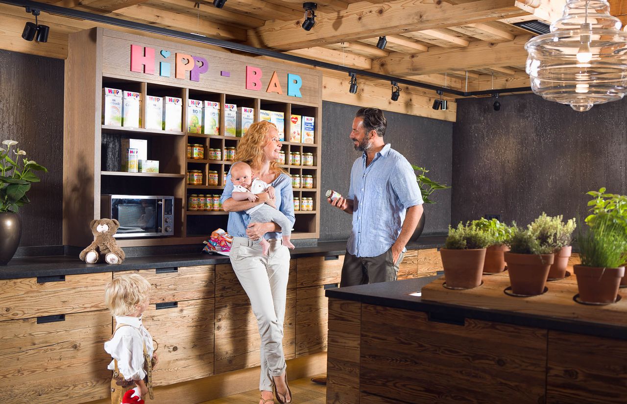 Familie vor der Hipp-Bar im Hotel Moar Gut