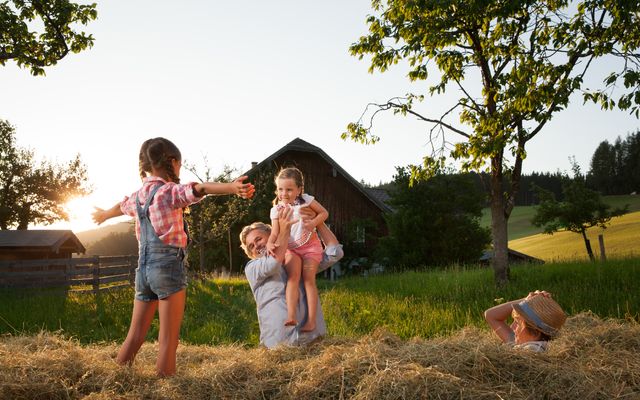 Kinder spielen im Stroh