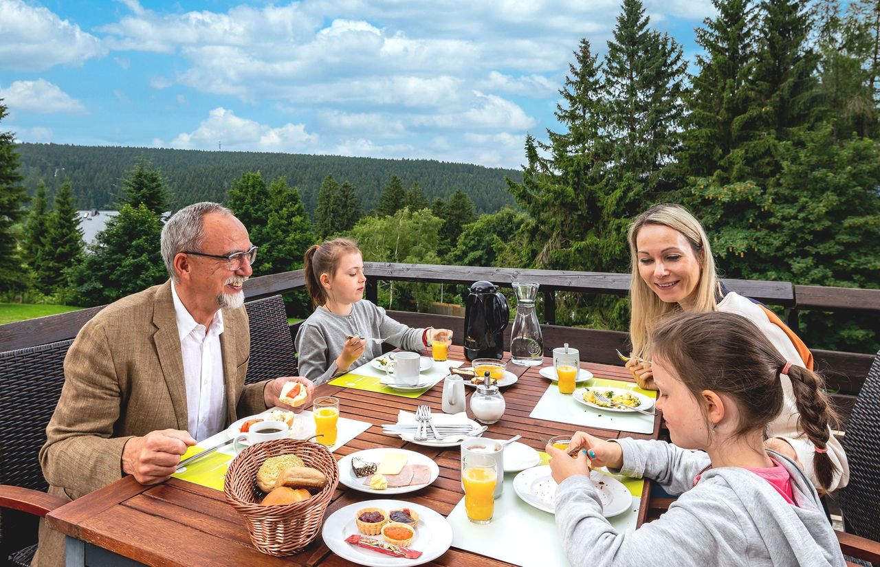 AHORN Panorama Hotel Oberhof - Frühstück-Terrasse-Familie