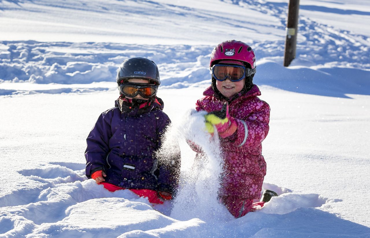 Kinder im Schnee vor dem Hotel Felsenhof