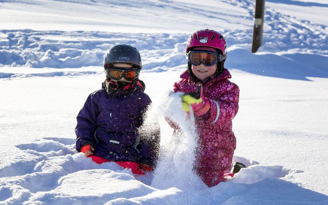 Kinder im Schnee vor dem Hotel Felsenhof