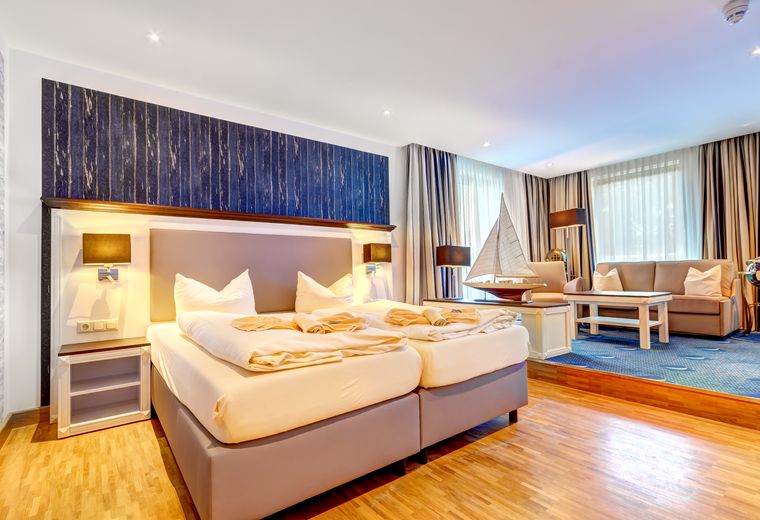 Familien Wellness Hotel Seeklause in Trassenheide: 1- Raum Kapitänszimmer mit Balkon (Last Minute)