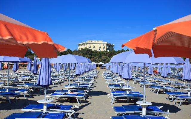 Liegen am Strand für Hotelgäste