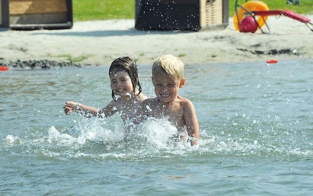 Freizeit, Kinder spielen am Nordsee-Strand