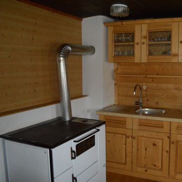 Küchenecke/Holzofenherd, Almhütte Raneburg, Matrei in Osttirol, Osttirol, Tirol, Österreich