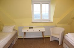 Double / multi-bed room with shared bathroom (2/2) - Biohotel Schloss Kirchberg