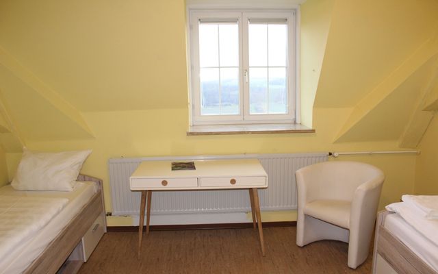 Double / multi-bed room with shared bathroom image 2 - Biohotel Schloss Kirchberg