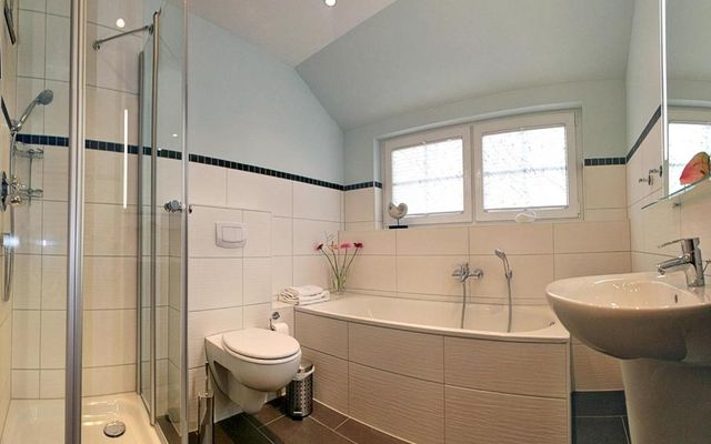 Bad mit Dusche und Badewanne