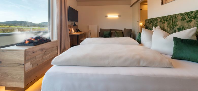 Bequemes Boxspringbett mit Elektrokamin