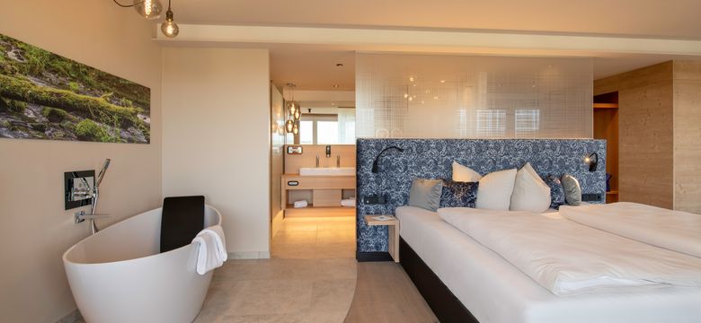 Zimmeransicht großes Zimmer Sonnenglück mit freistehender Badewanne und großem Badezimmer