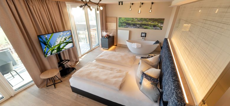 Zimmeransicht großes Zimmer Sonnenglück mit freistehender Badewanne