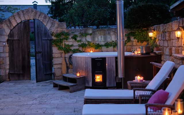 biohotel zur scheunenwirtin schwalbennest innenhof mit whirrlpool